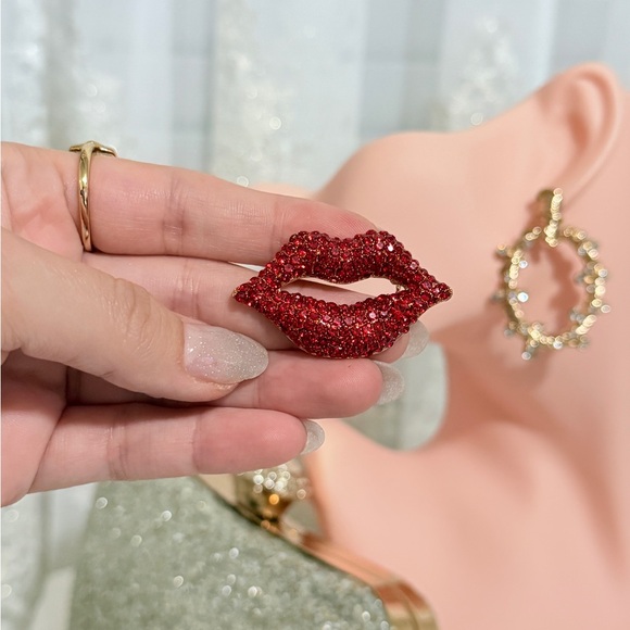 ⚜️ Red Crystal Lip Brooch 💋 - Picture 3 of 5